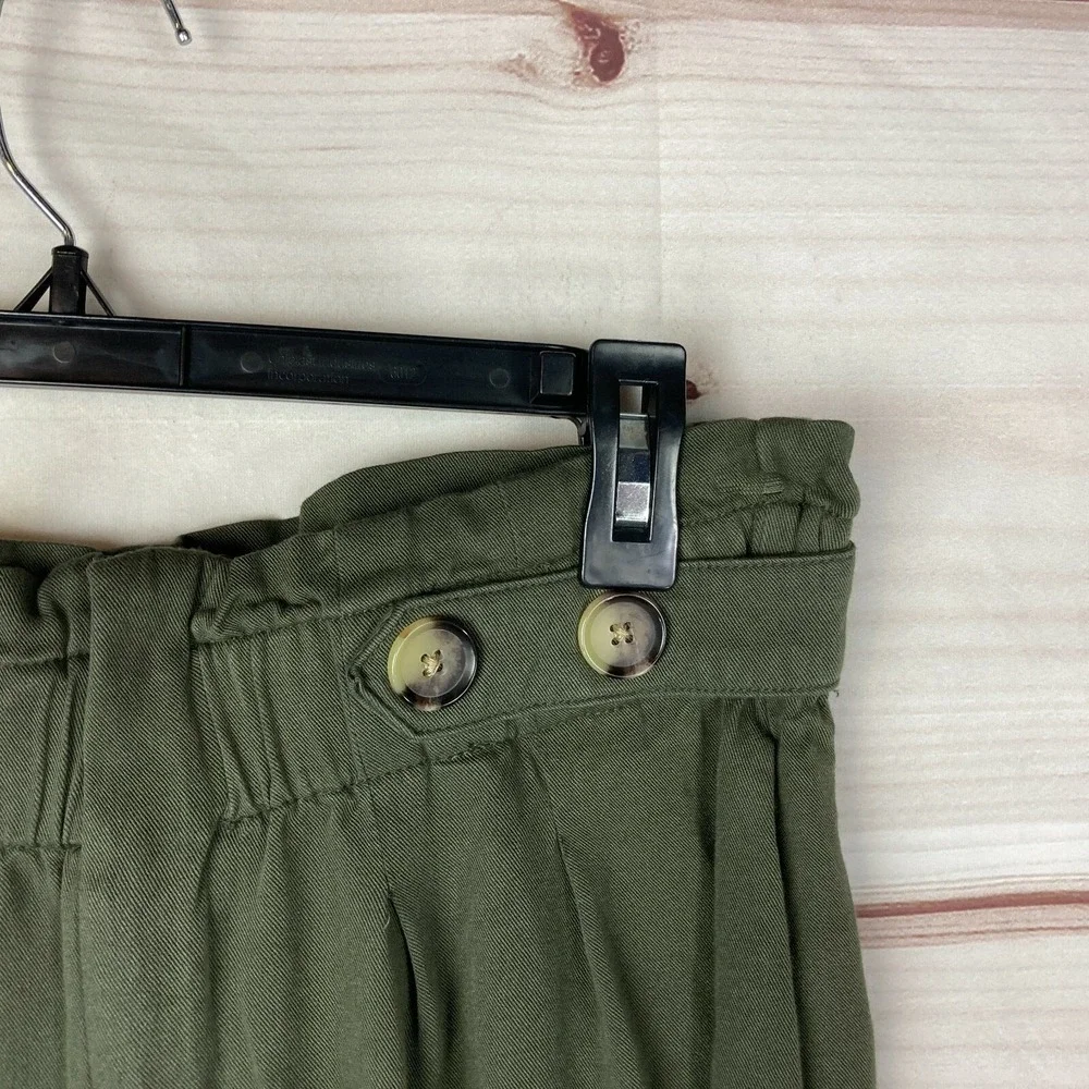 a.n.a. Short Women 10 Green Button-Trim Paperbag Pleated Front Pockets High Rise